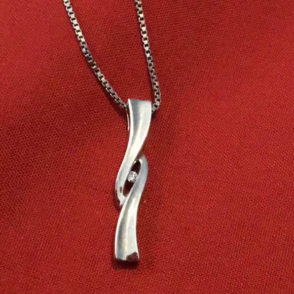 Sterling silver necklace with CZ pendant - Picture 3 of 5